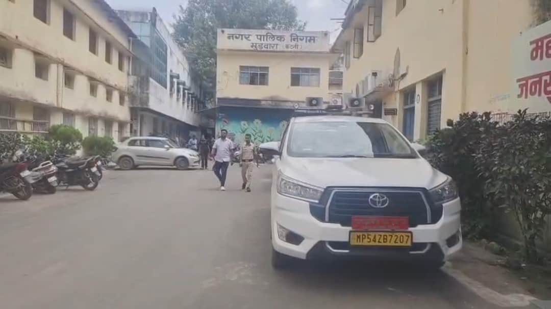 नगर निगम ने करोड़ो की वसूली के लिए सात दुकानें की सीज