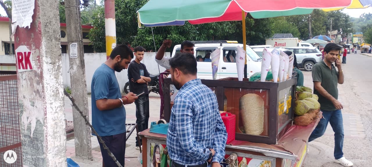 नगर परिषद सुजानपुर की टीम मुख्य बाजार में निरीक्षण करते हुए। संवाद