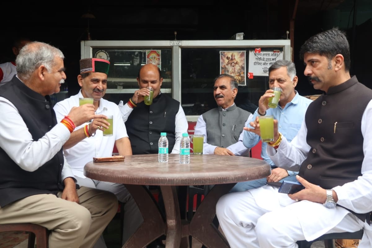 The Chief Minister stopped his convoy and drank shikanji at a roadside eatery.