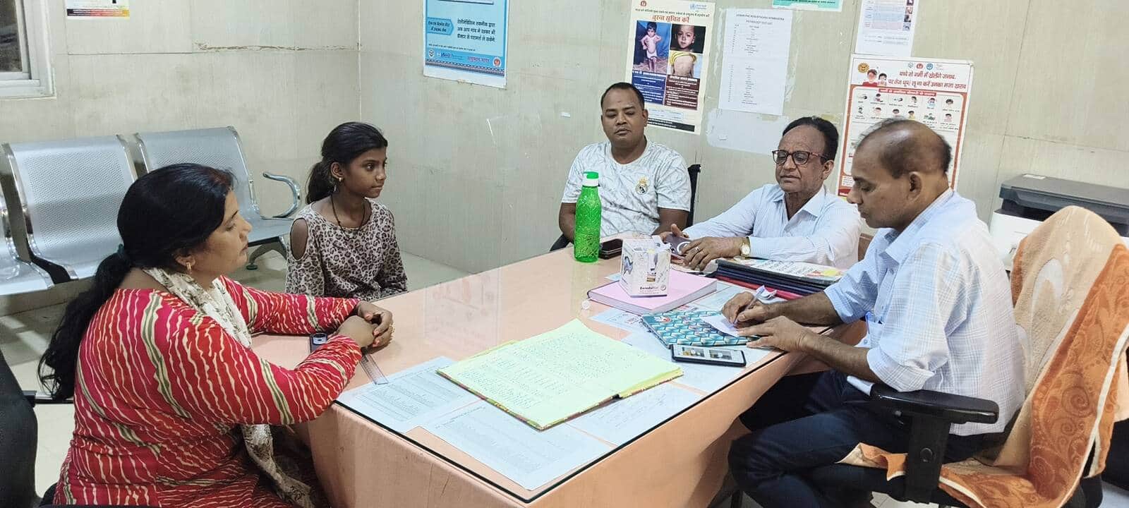 नगरीय प्राथमिक स्वास्थ्य केंद्र रॉबर्ट्सगंज में उपचार करते डाक्टर। संवाद 