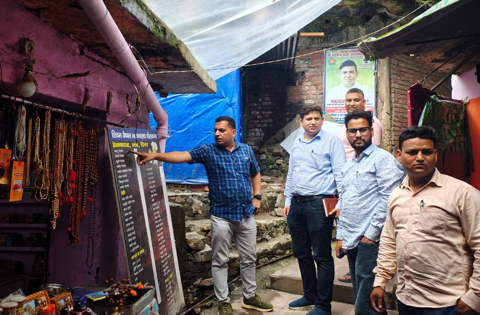 नीलकंठ मंदिर क्षेत्र में कांवड़ यात्रा व्यवस्थाओं का जायजा लेते अतिरिक्त सेक्टर मजिस्ट्रेट वैभव 