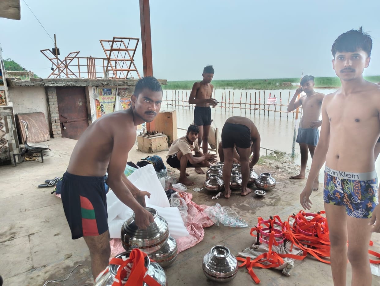 Parking facilities will be constructed at the Ganga ghats, and surveillance will be conducted via watchtowers.