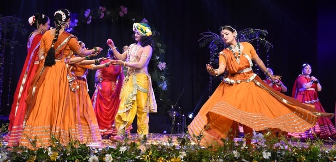 The captivating Raas Leela of Radha-Krishna captivated the mind