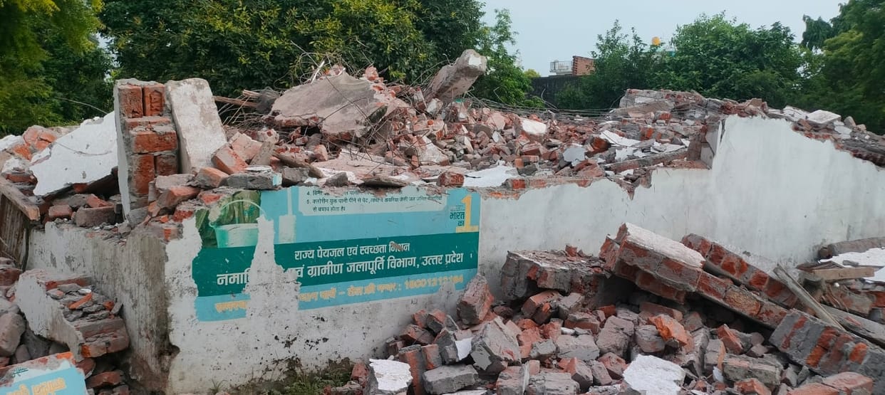 The house built by the pond completely collapsed the next day