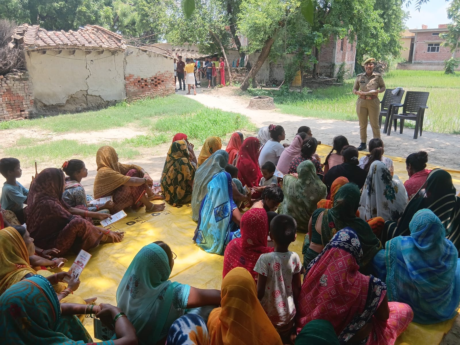 नायकडीह में बहू-बेटी सम्मेलन में महिलाओं व बच्चियों को जागरूक करती महिला आरक्षी। संवाद