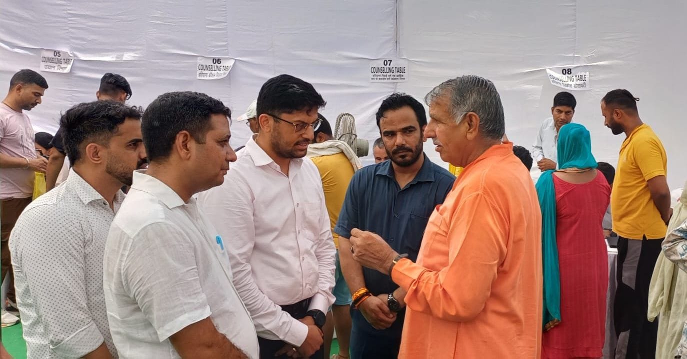 पंचायत भवन में आयोजित मुख्यमंत्री अंत्योदय परिवार उत्थान मेले में अधिकारियों से बातचीत करते सा