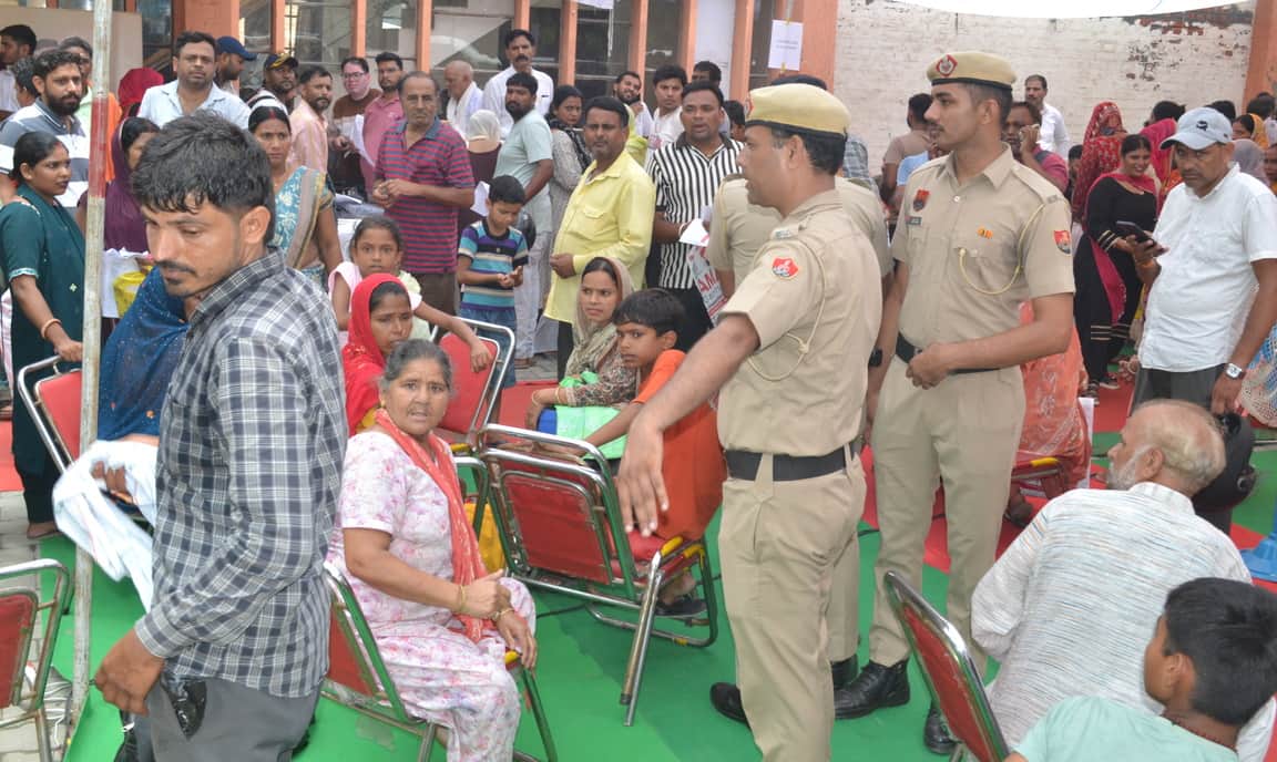 पंचायत भवन में आयोजित मुख्यमंत्री अंत्योदय परिवार उत्थान योजना 2.0 के मेले के दौरान पंखे को लेक