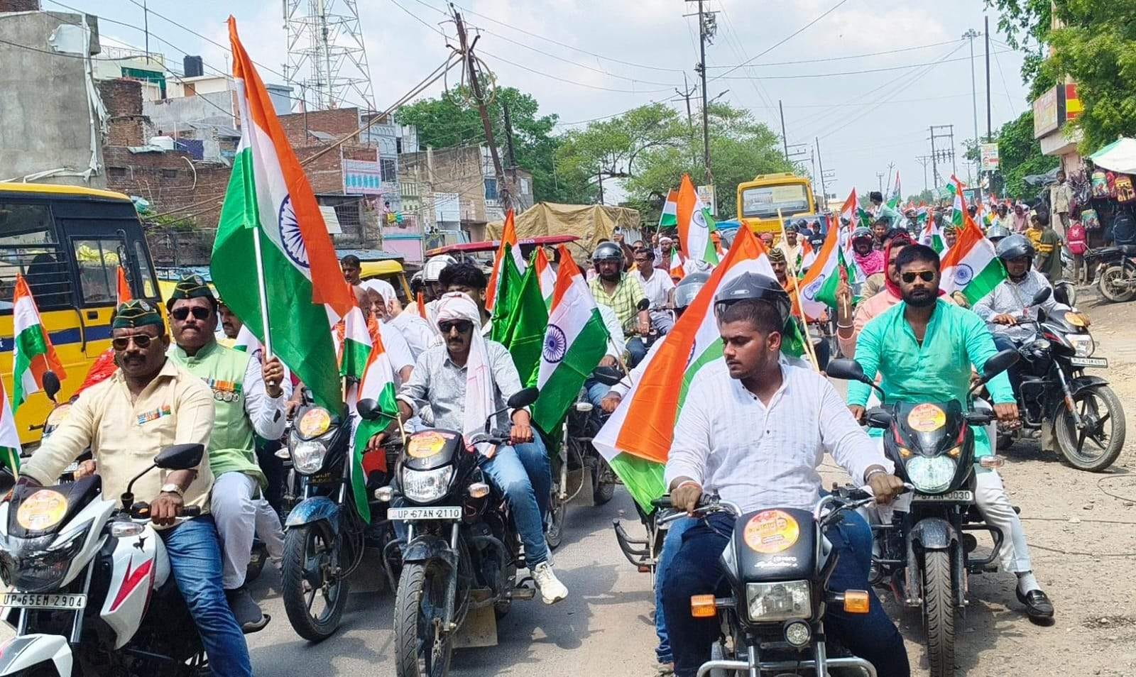 पीडीडीयू नगर में तिरंगा यात्रा निकालते पूर्व सैनिक। संवाद