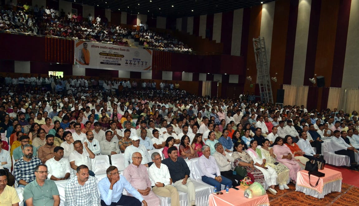  पंडित चिरंजी लाल राजकीय महाविद्यालय में आयोजित सम्मान समारोह में उपस्थित टीचर और अन्य। संवाद