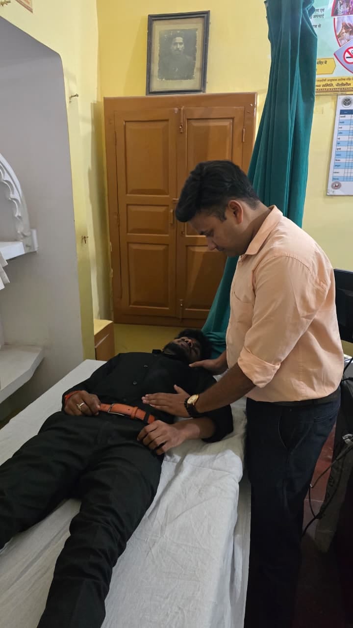 पेट संबंधी मरीजों की जांच करते चिकित्सक। संवाद