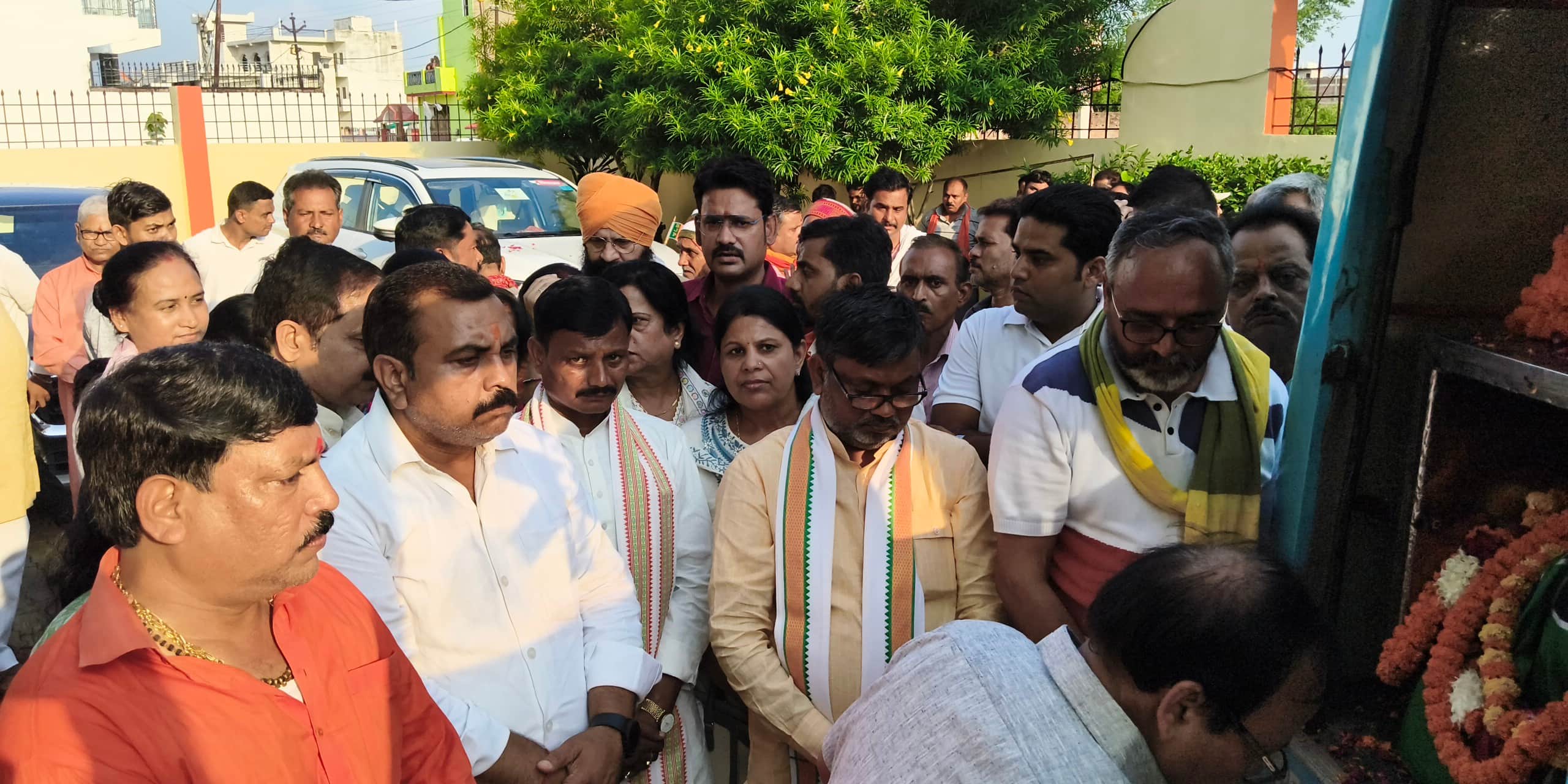 रॉबर्ट्सगंज भाजपा जिला कार्यालय में पूर्व एमएलसी स्व.जयप्रकाश चतुर्वेदी का अंतिम दर्शन करते भाज