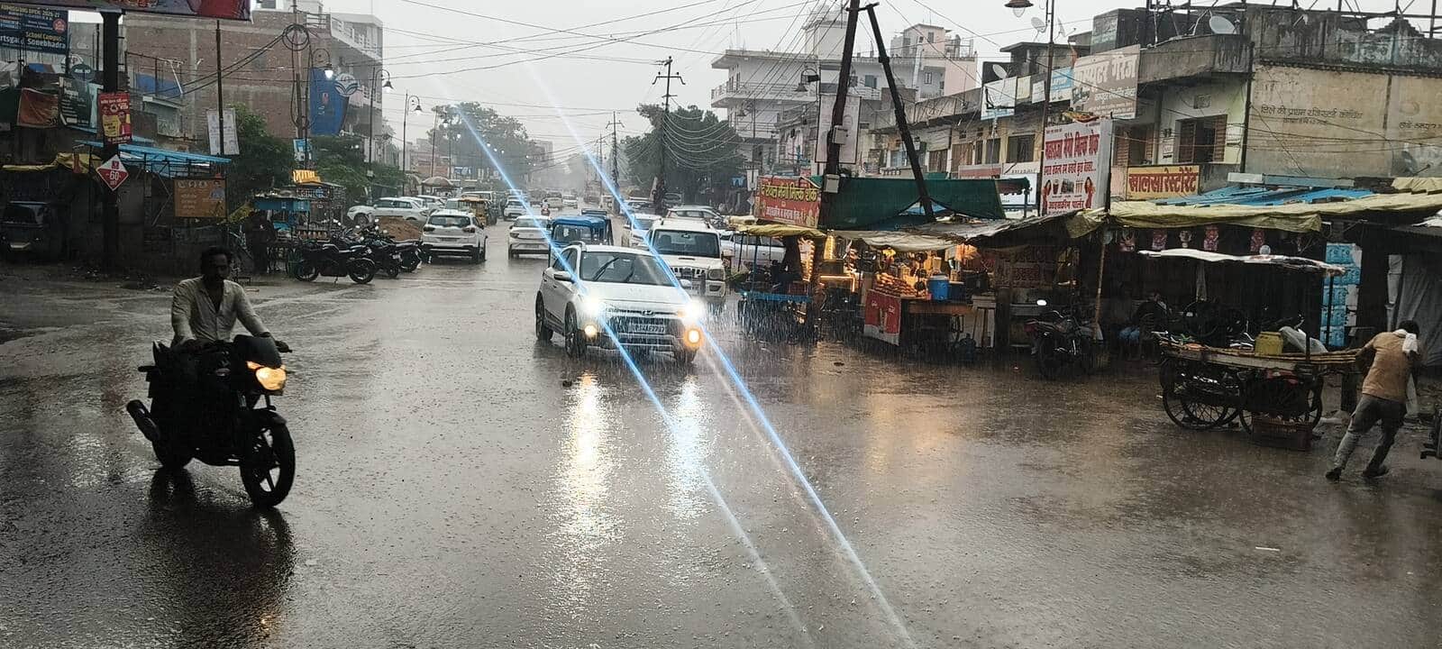 रॉबर्ट्सगंज बढ़ौली चौक पर हल्की बारिश का नजारा। संवाद