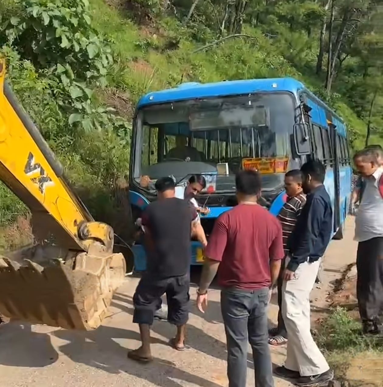 रछो से बड़सर सड़क पर एचआरटीसी की बस को जेसीबी की मदद से निकालते हुए कर्मचारी। स्रोत जागरूक पाठक