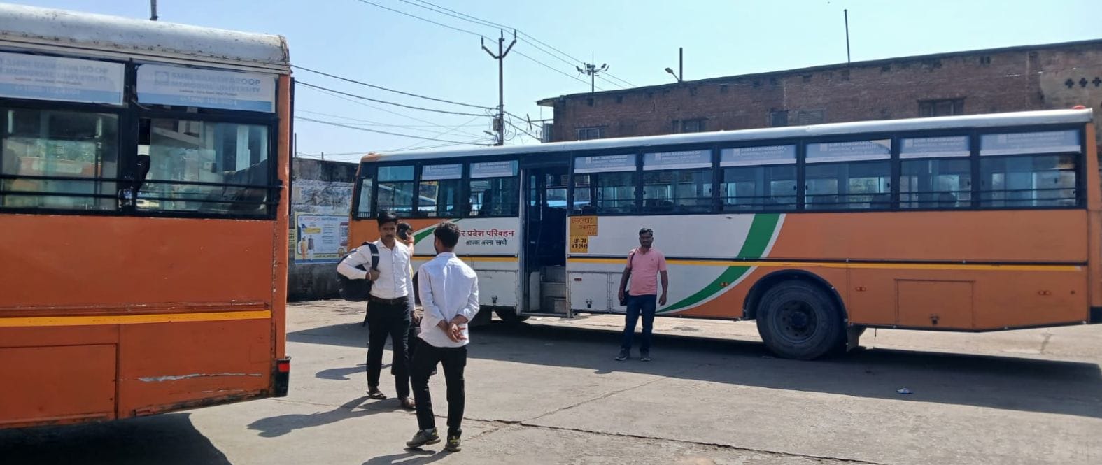 रोडवेज परिसर में खड़ी बसें। संवाद