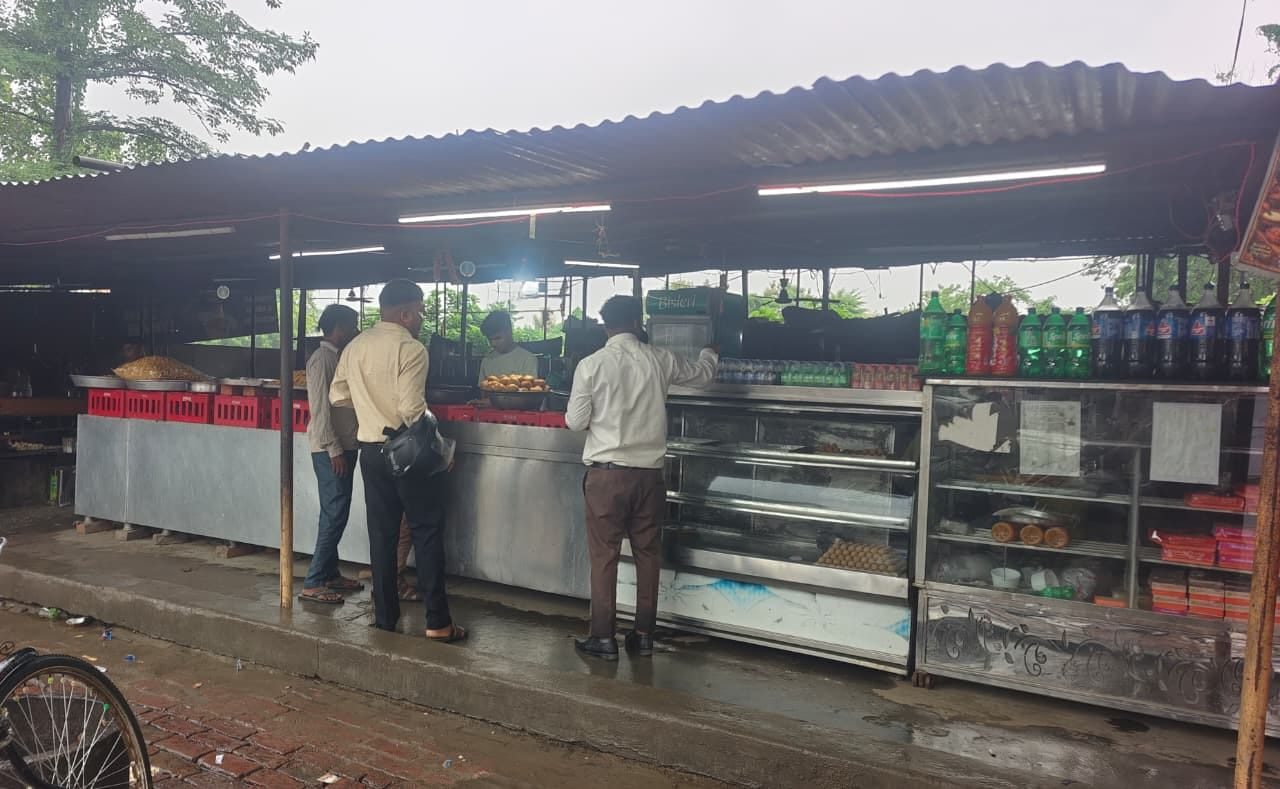 राजापुर बालाजी मंदिर के सामने बिना नाम का होटल। संवाद