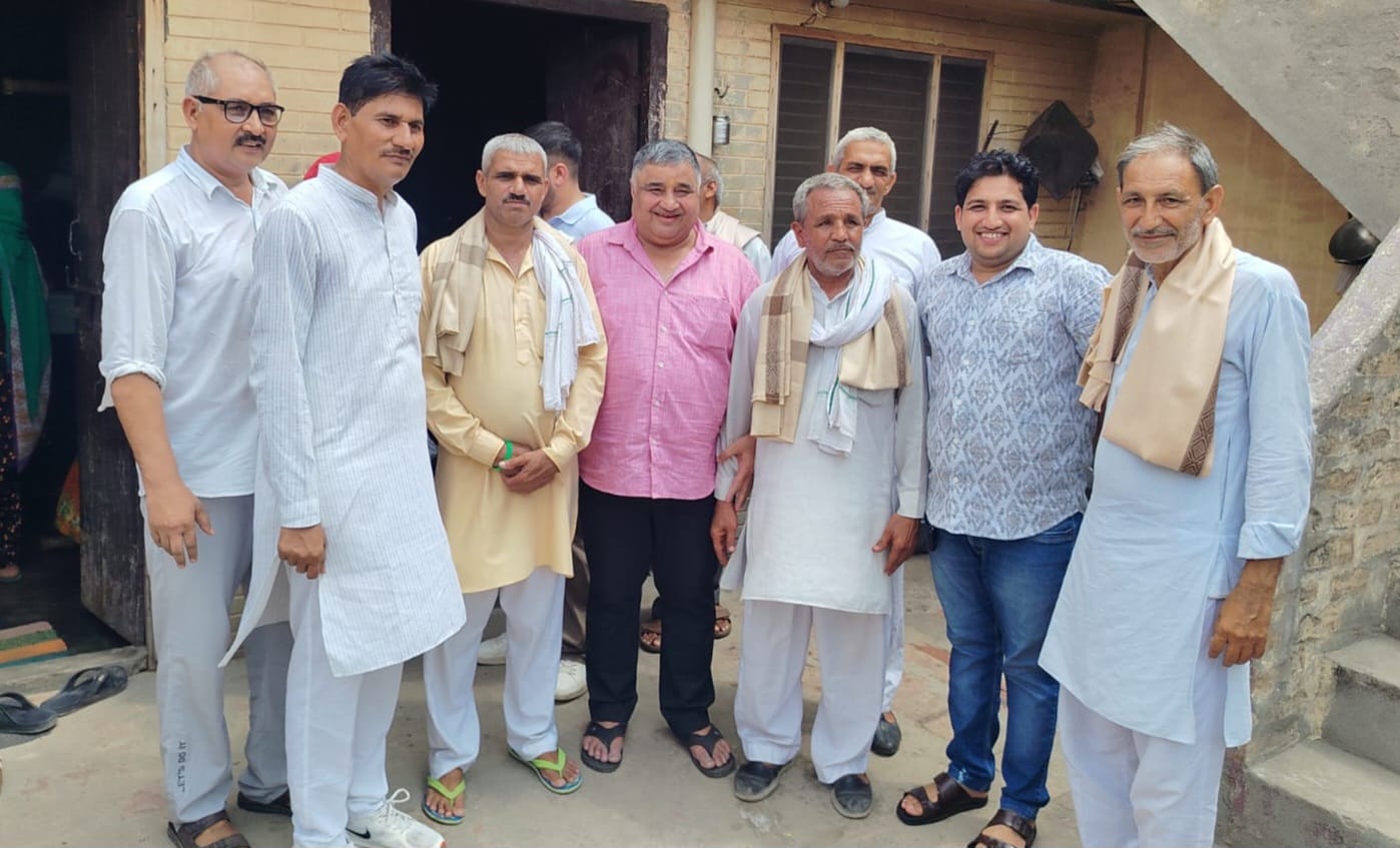 राखीगढ़ी में अपने पुश्तैनी हवेली में ग्रामीणों के साथ मंत्री राजेश अग्रवाल। स्रोत : जागरूक पाठक