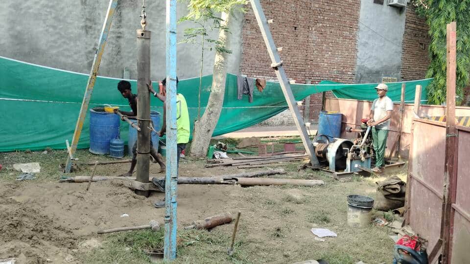 .रैपिड मेट्रो कॉरिडोर का कार्य करते मजदूर। संवाद