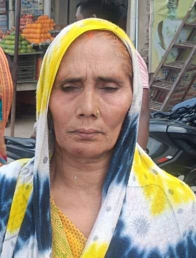 Woman swindled; crooks fled with her *mangalsutra*, earrings, and 3,000.