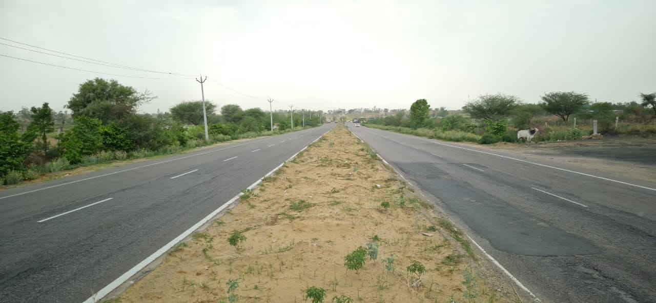रविवार  दोपहर में सुनसान पड़ा शहर का बाईपास