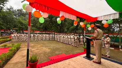 सीआरपीएफ के अधिकारियों ने किया रक्तदान
