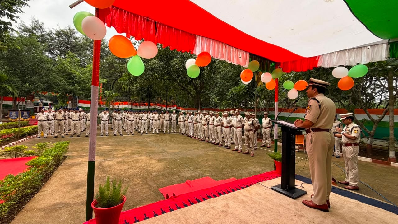 सीआरपीएफ के अधिकारियों ने किया रक्तदान