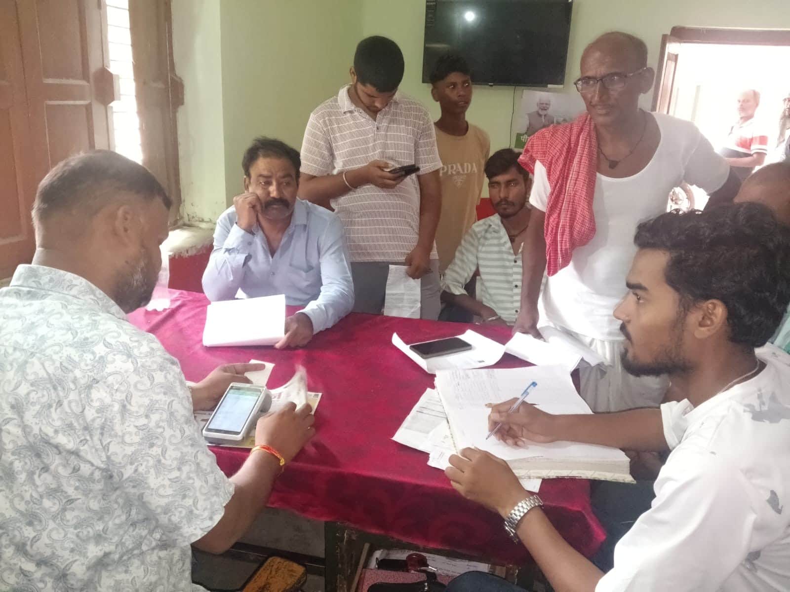 सहकारी समिति अकबरपुर शहजादपुर में खाद लेने के लिए खड़ी किसानों की भीड़। संवाद