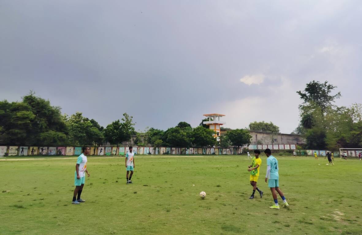 स्कूल मैदान में खेलते खिलाड़ी।