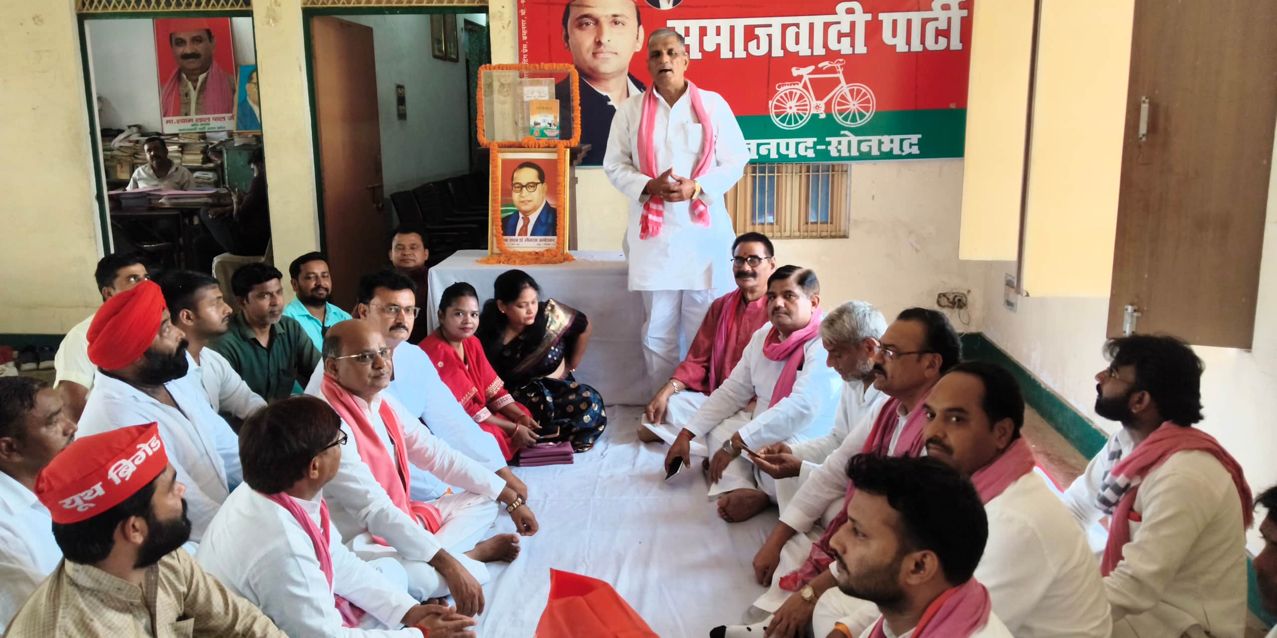 समाजवादी पार्टी कार्यालय में संविधान दिवस पर संगोष्ठी को संबोधित करते जिलाध्यक्ष रामनिहोर यादव।