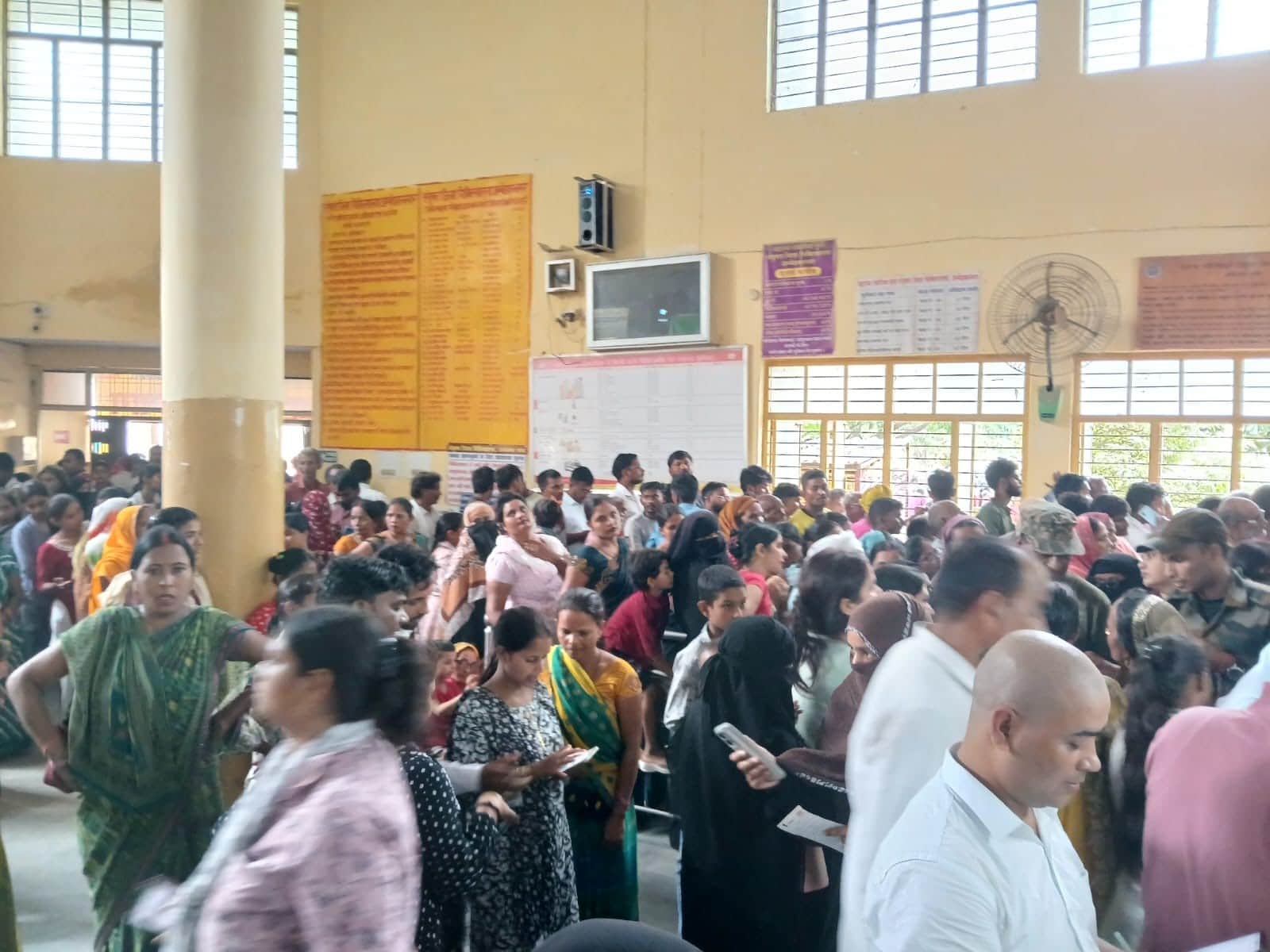 सोमवार को जिला अस्पताल में परचा बनवाने के लिए काउंटर पर लगी भीड़। संवाद