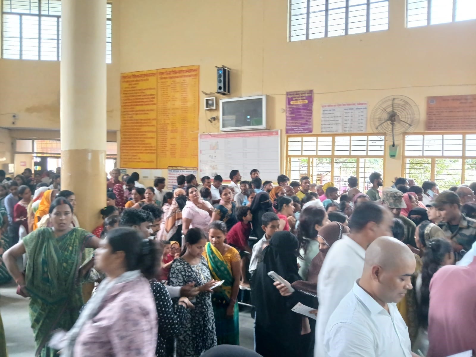 सोमवार को जिला अस्पताल में परचा बनवाने के लिए काउंटर पर लगी भीड़। संवाद