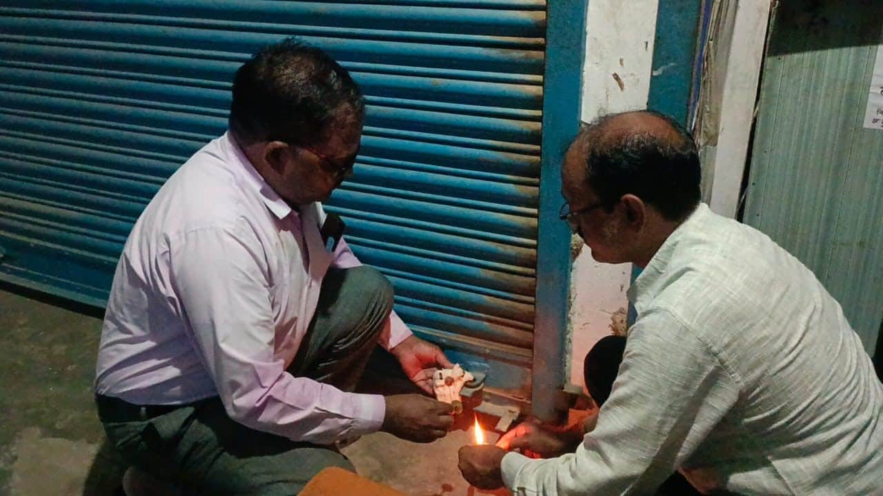 सोमवार को किशोरी की मौत के बाद मेडिकल स्टोर को सील करती स्वास्थ्य विभाग की टीम। संवाद