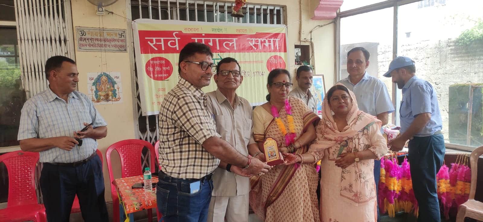 सर्व मंगल सभा धनेटा के पदाधिकारी पंचायतों के प्रतिनिधियों को सम्मानित करते हुए। स्रोत : सभा