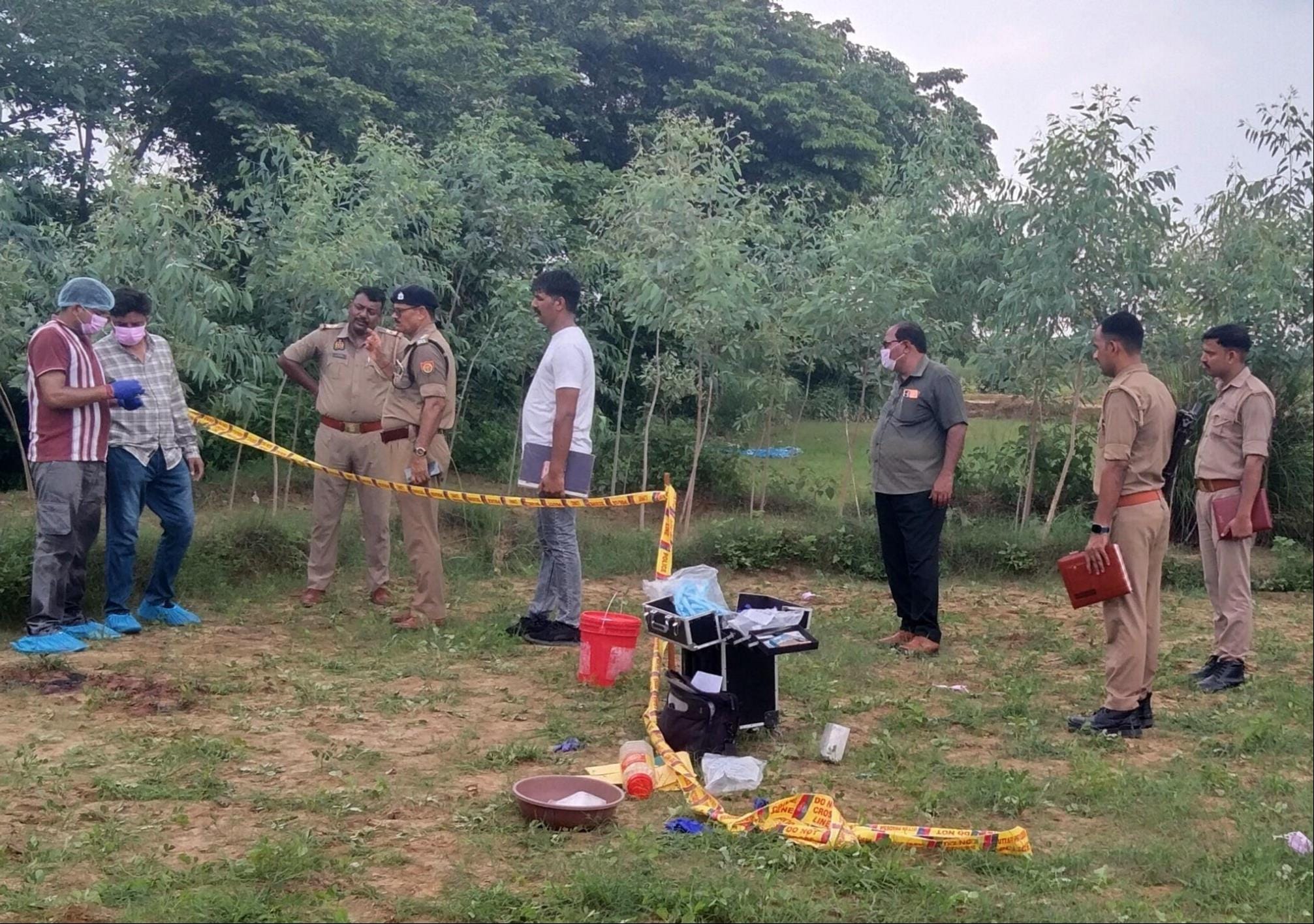 संदना इलाके में वारदात के बाद घटनास्थल पर जांच करती फॉरेंसिक टीम। - संवाद 