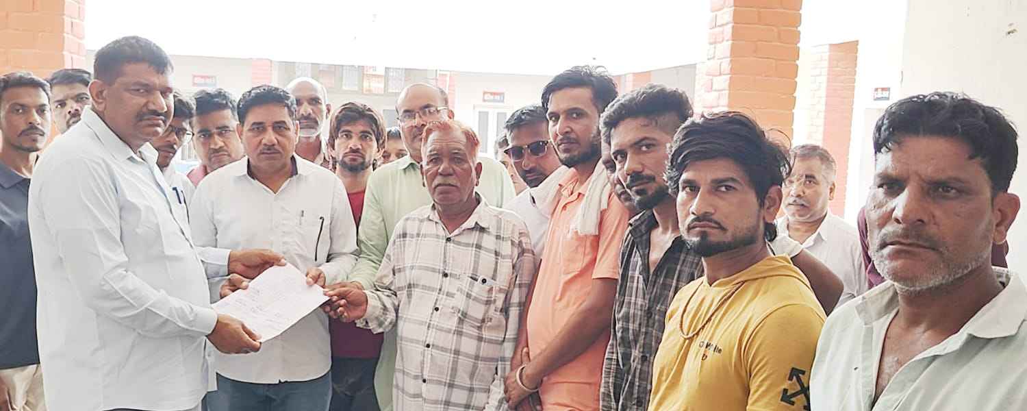 सदर थाना प्रभारी साधुराम को नशे की रोकथाम बारे ज्ञापन देते सरपंच प्रतिनिधि व अन्य। संवाद