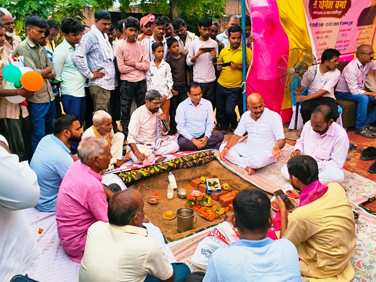 सड़क व नाली निर्माण कार्य का शिलान्यास करते हुए विधायक व अन्य अधिकारी। स्रोत: बीडीओ