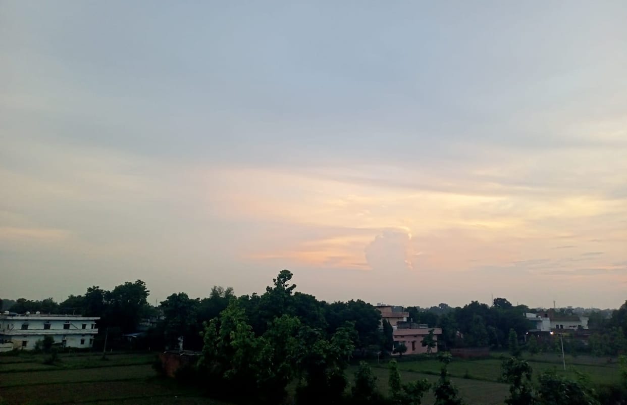 Temperature rose by three degrees amidst alternating sun and shade; humidity added to the discomfort.