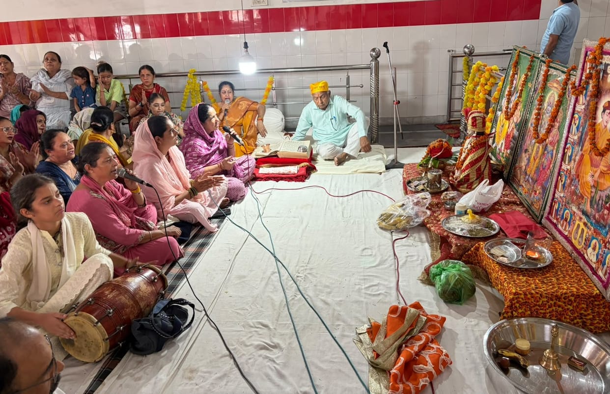 Women sang the praises of Shri Ram through bhajan