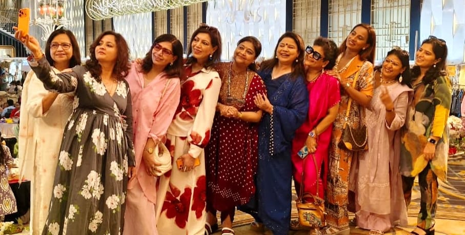 तीज मेले में सेल्फी लेती महिलाएं। संवाद