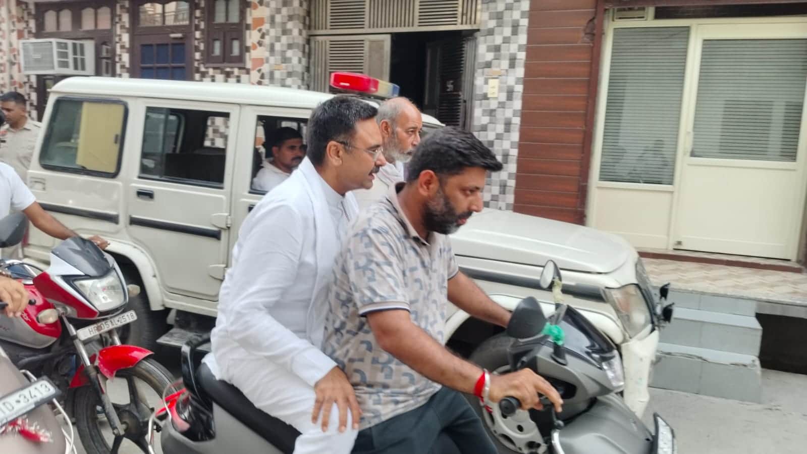 दो पहिया वाहन पर जाते विधानसभा अध्यक्ष हरविंदर कल्याण। संवाददो पहिया वाहन पर जाते विधानसभा अध्य