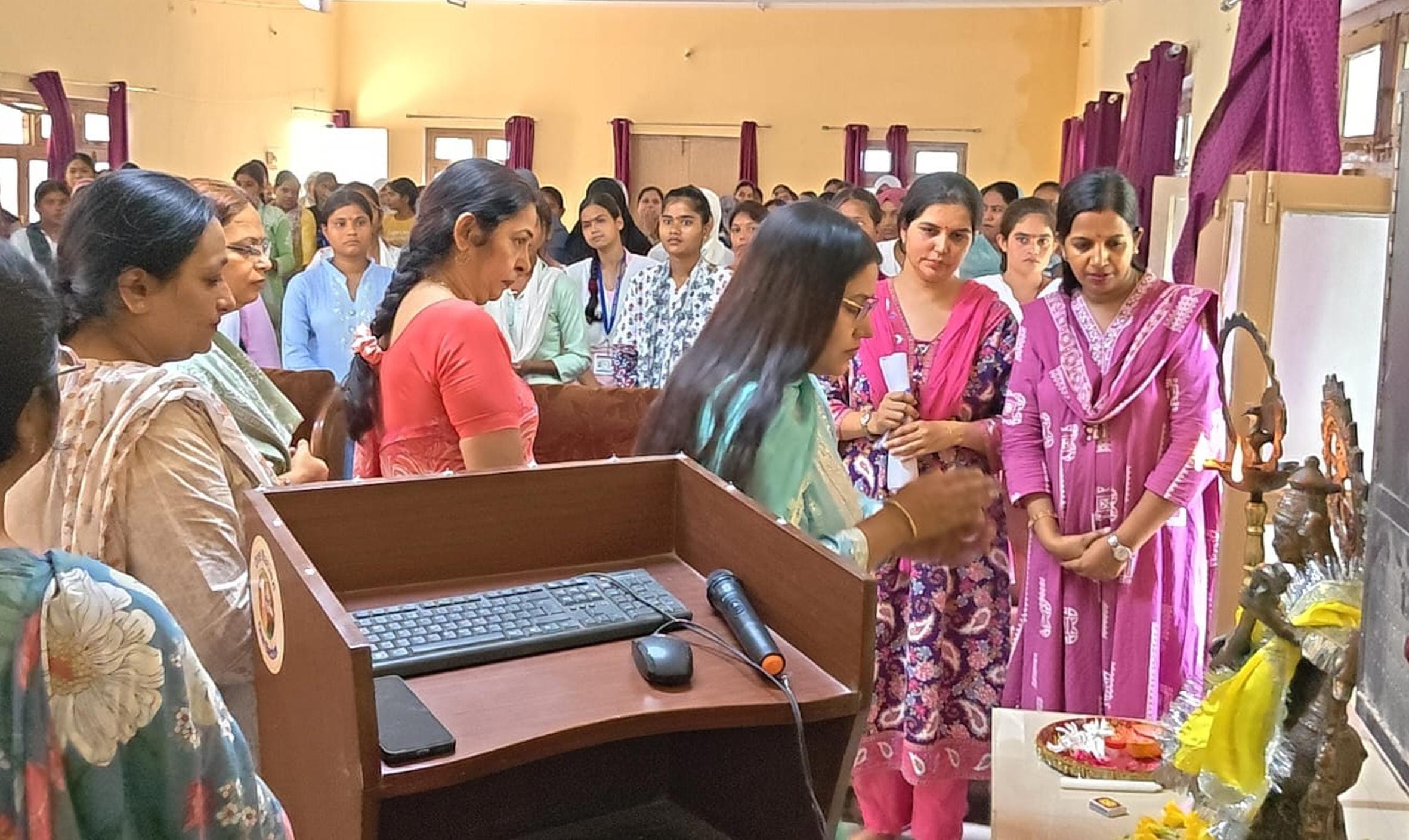 दीक्षारंभ संस्कार के दौरान उपस्थित प्राचार्य, शिक्षिकाएं तथा छात्राएं। 