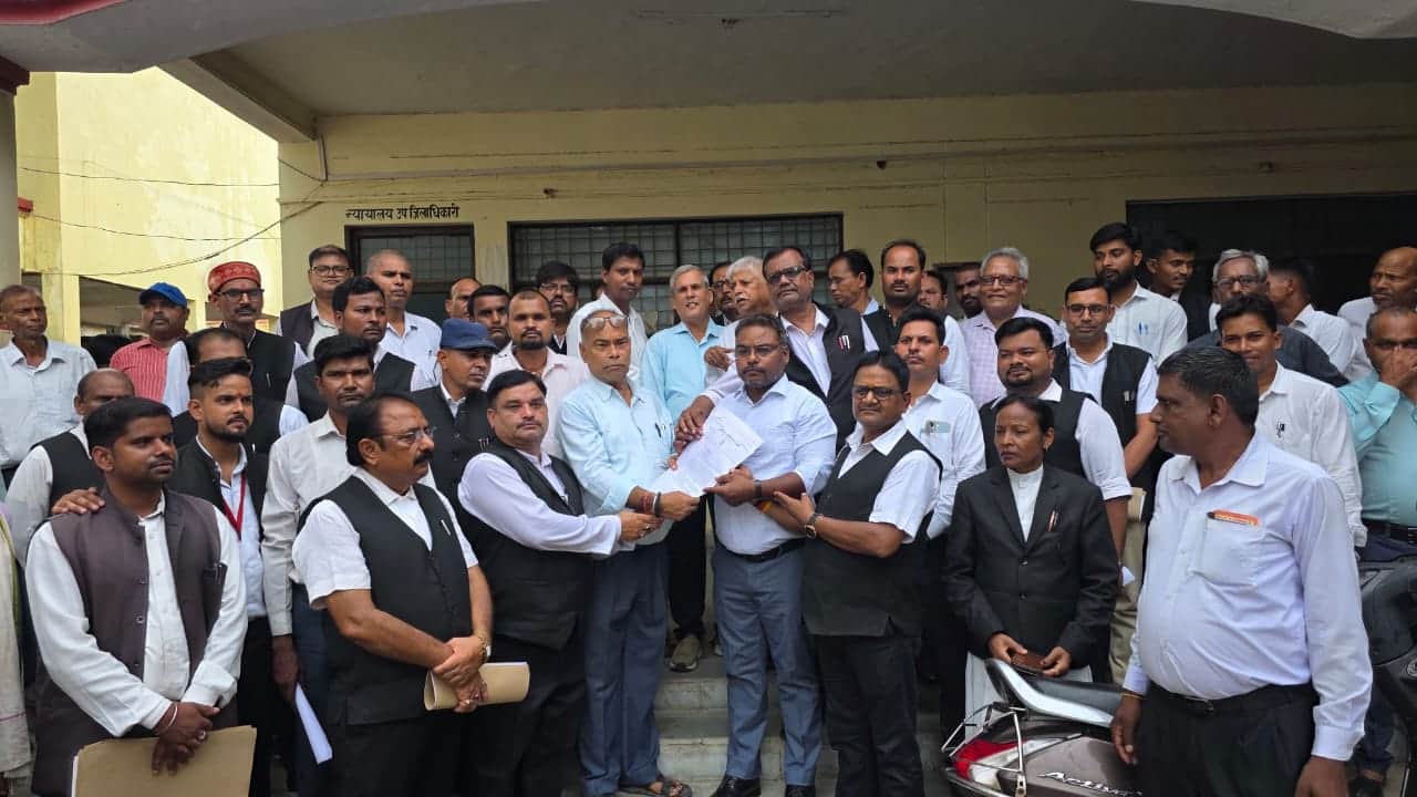 दुद्धी तहसील में तहसीलदार को ज्ञापन देते अधिवक्ता-संवाद