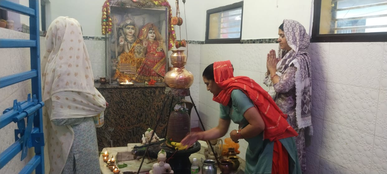 Crowds of devotees thronged the Shiva temples; Subathu resounded with chants hailing Lord Shiva.