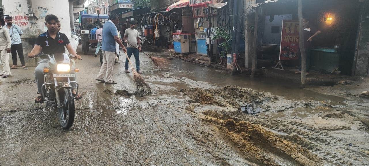 01-रोहतक स्थित कच्चा बेरी रोड पर सफाई करते निगम कर्मचारी। संवाद