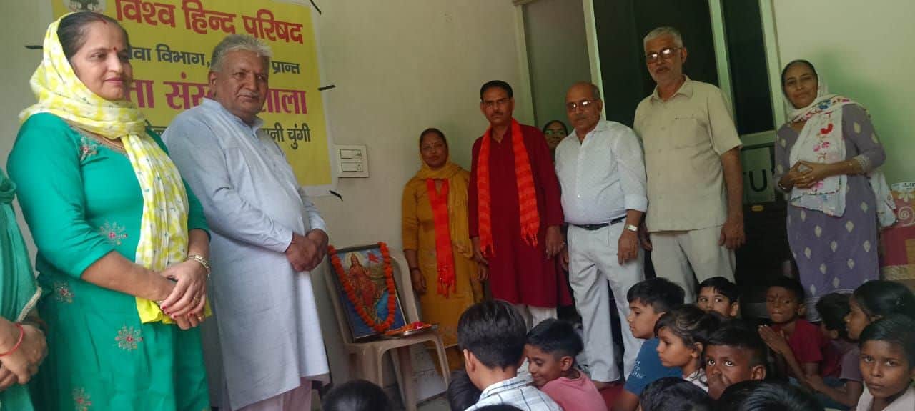 04- विश्व हिंदू परिषद की ओर से लगाई संस्कार शाला में बच्चों को जीवन मूल्यों की शिक्षा देते शि