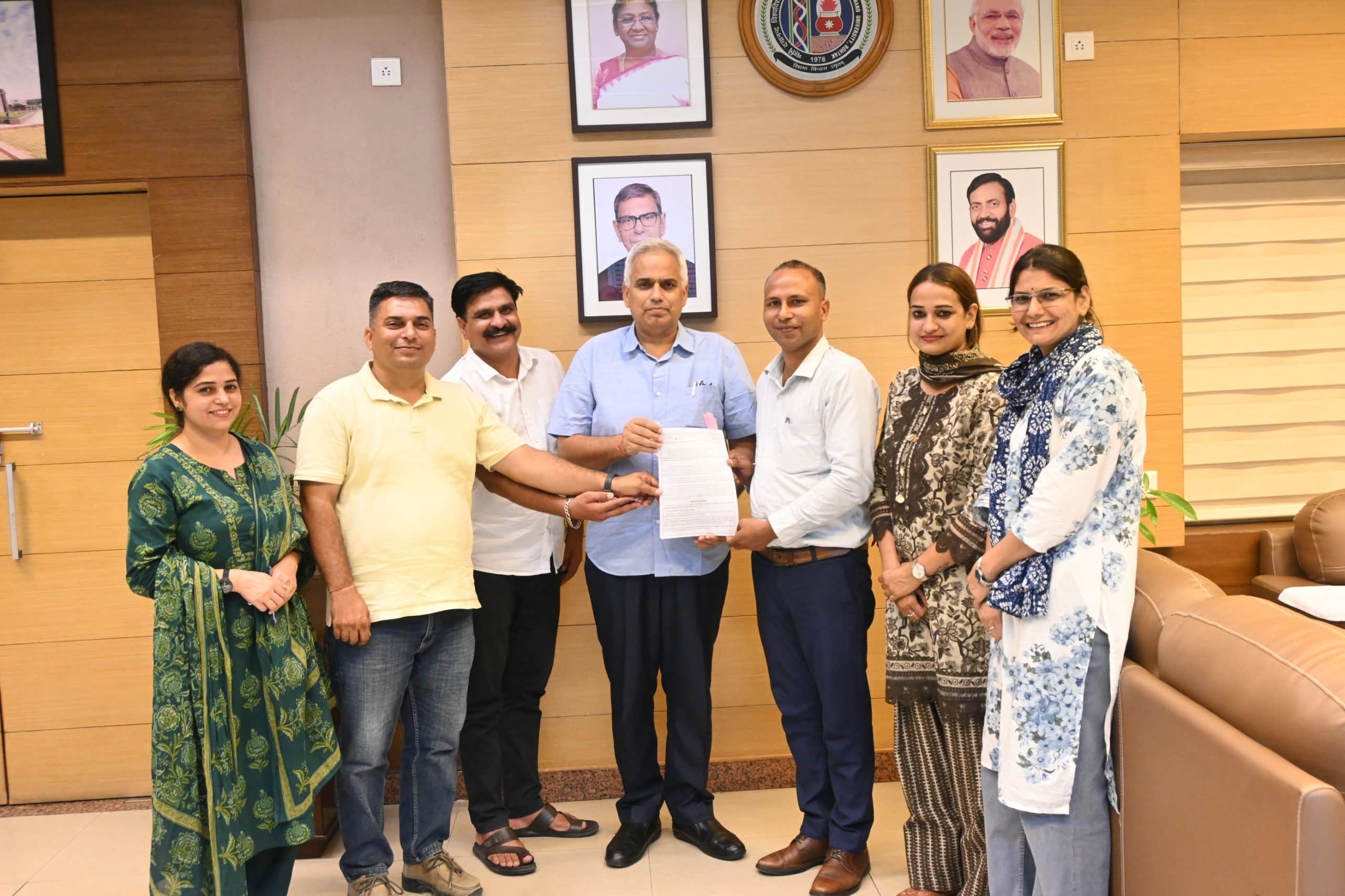10-अनुबंधित शिक्षकों की सेवा सुरक्षा विधेयक में संशोधन की मांग को लेकर एमडीयू के कुलपति को ज्