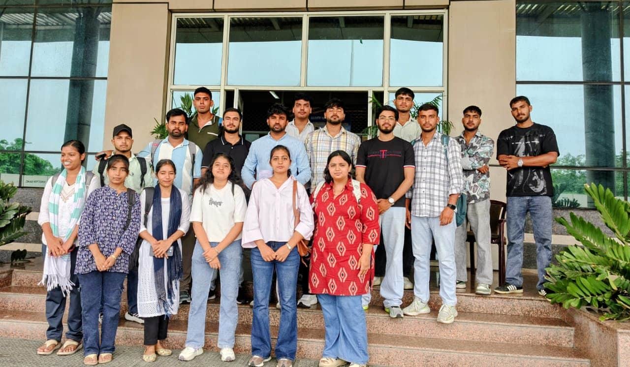 11-एमडीयू के पॉलिटिकल साइंस विभाग में सीटें बढ़ाने की मांग को लेकर कुलपति से मिलने पहुंचे छात्र