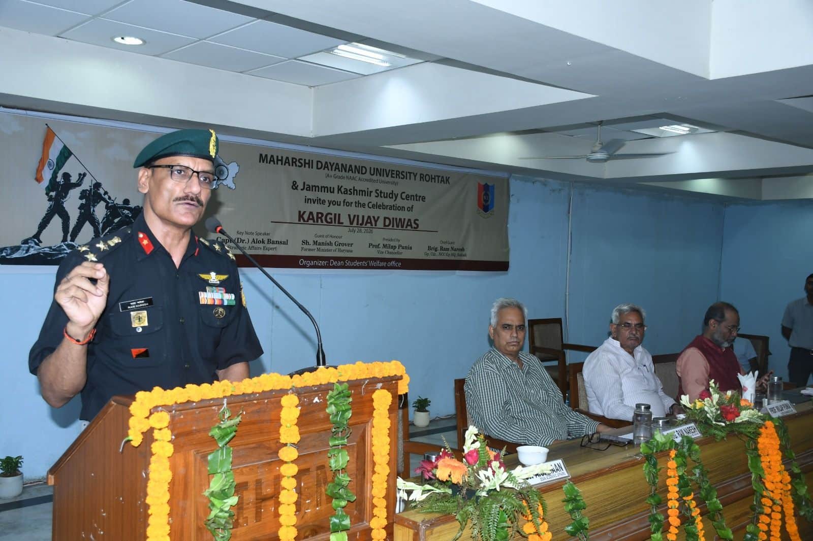 12-कारगिल विजय दिवस पर एमडीयू में आयोजित स्मृति नमन कार्यक्रम के दौरान संबोधित करते मुख्य वक्त