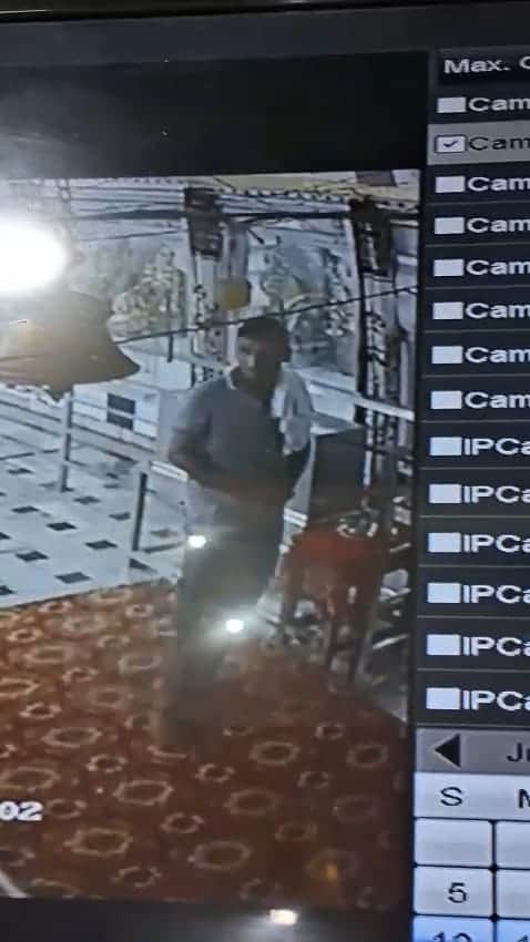 15-बडा बाजार स्थित मंदिर में संदिग्ध युवक सीसीटीवी में कैद।स्रोत : विडियोग्रैब