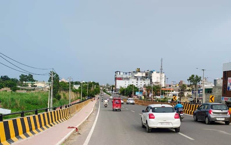18 : जवाहर लाल नेहरु नहर पुल से तिलियार के पास दिल्ली रोड पर गुजरते वाहन। संवाद
