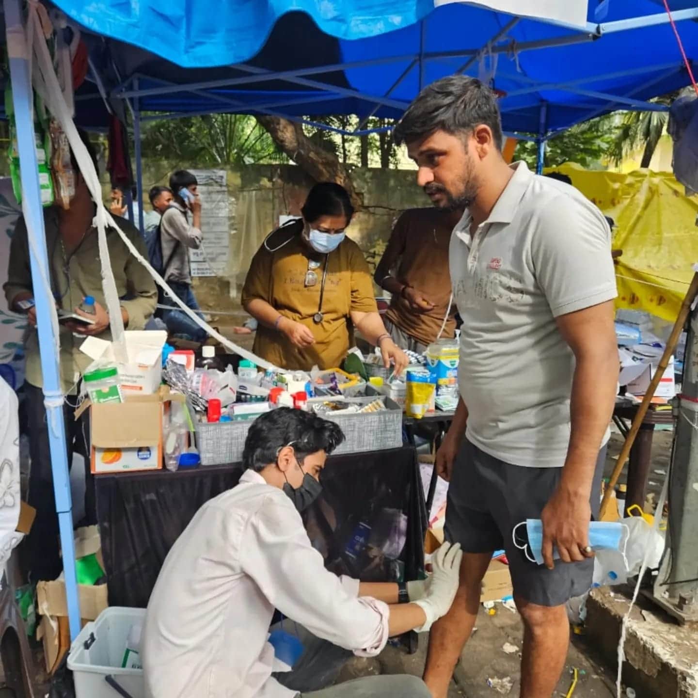 21 जंतर-मंतर पर प्रदर्शन में घायल हुए युवा का इलाज करते एमएससी कर्मी। स्रोत: शाखा